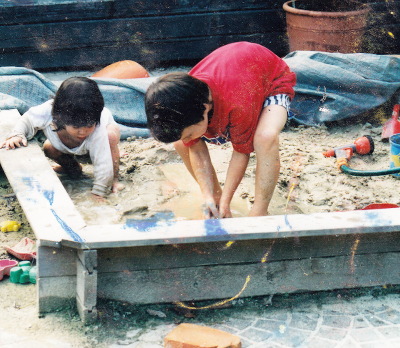 spielende Kinder im Sandkasten
